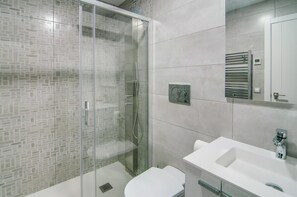 Een douche, handdoeken