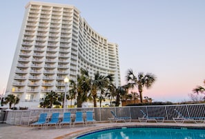 من حمّامات السباحة المغطاة، حمّام سباحة خارجي