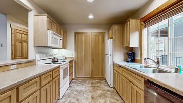 雪櫃、微波爐、焗爐、爐具