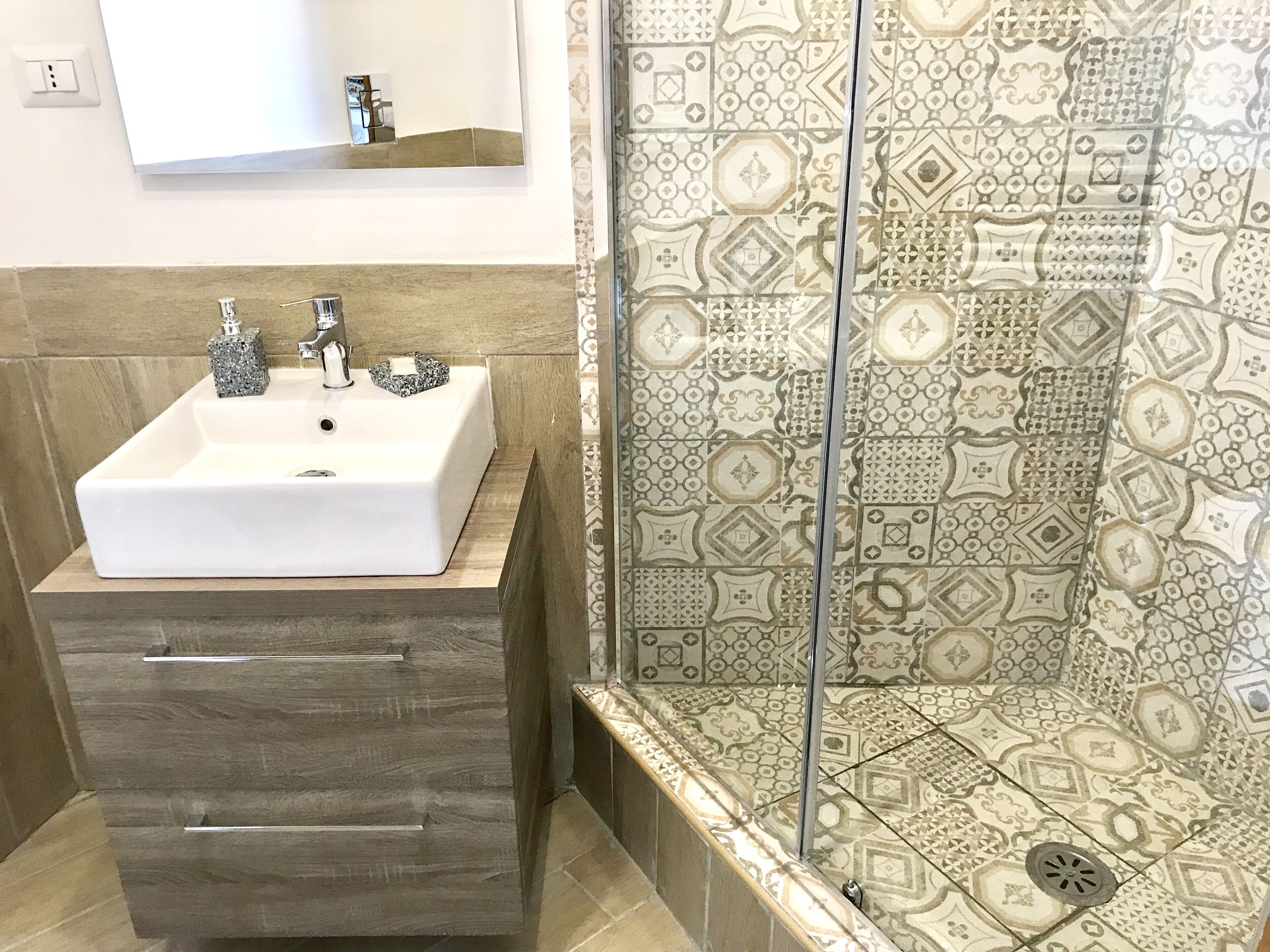 Doccia, asciugacapelli, bidet, asciugamani