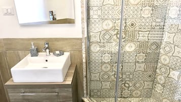 Doccia, asciugacapelli, bidet, asciugamani