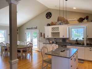 Dining - Seas The Day - 4BR Waterfront,pier, boat dock,decks, LINENS&TOWELS PROVIDED (Chincoteague)