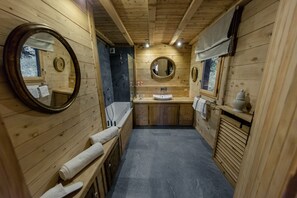 Ducha y bañera combinadas, bañera de hidromasaje y secador de pelo