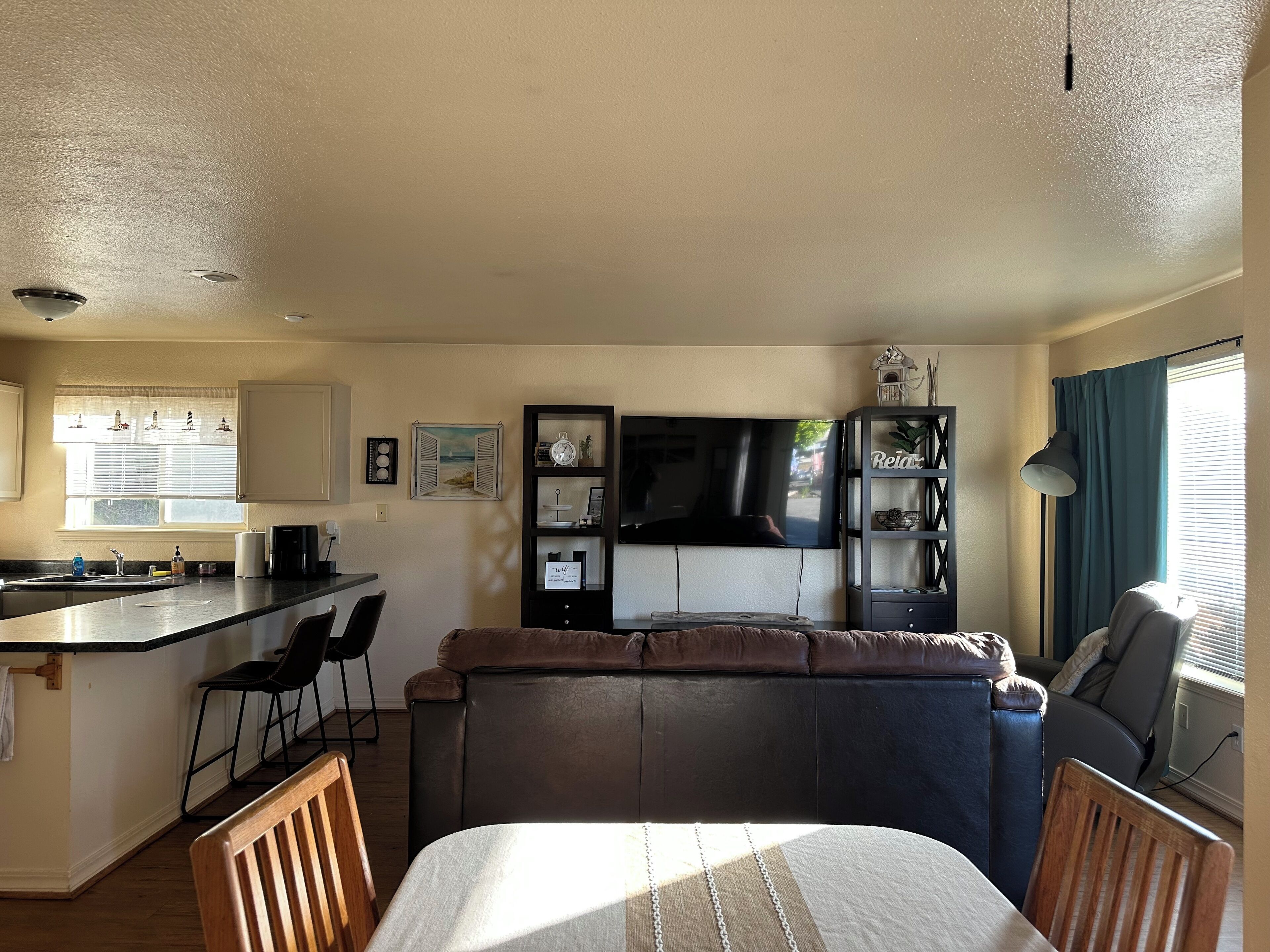 TV connectée, lecteur de DVD, livres, vidéothèque