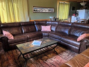 TV, fireplace, DVD player, music library - Mountain Cabin boasting several outdoor amenities for all seasons (Centennial)