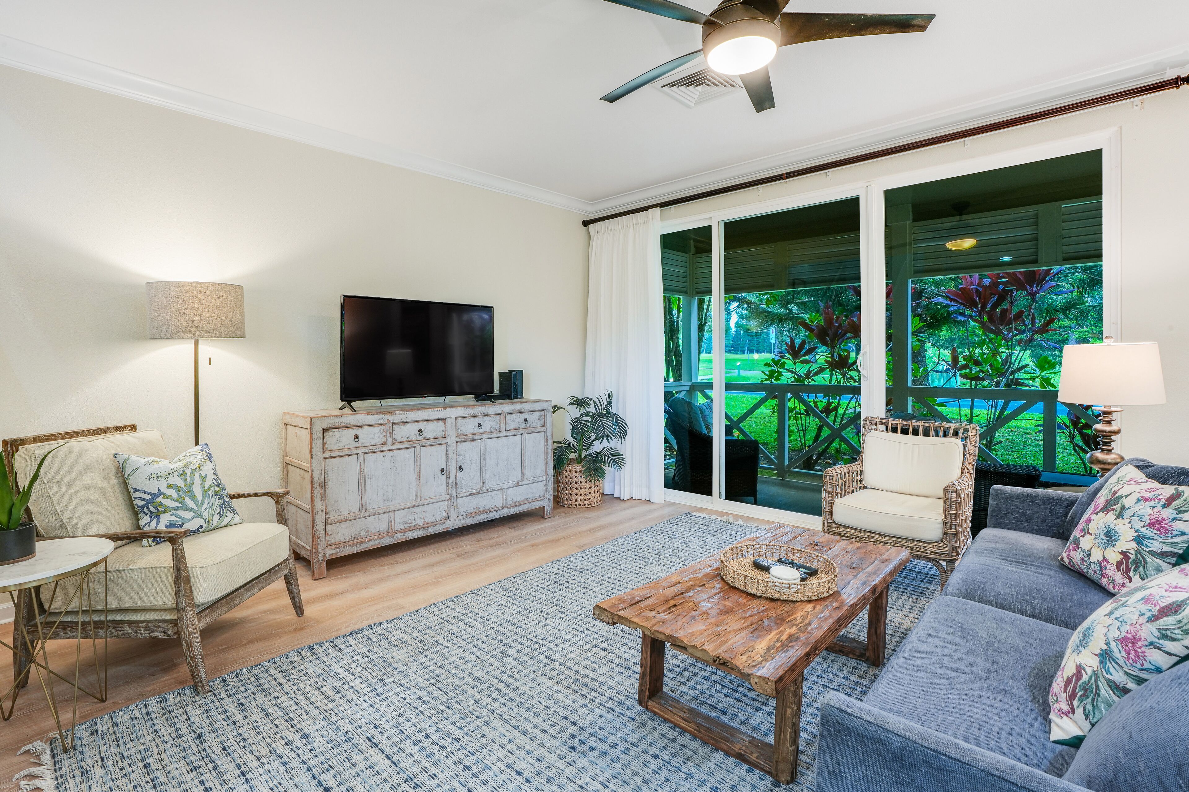 Nihiliani condo w/ W/D, shared pool & hot tub, WiFi.