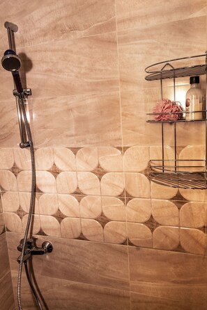 Serviettes fournies, papier toilette