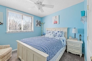 4 bedrooms, iron/ironing board, free WiFi, bed sheets - Lovely Town Home (Virginia Beach)