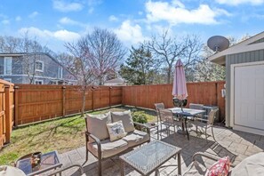 Outdoor dining - Lovely Town Home  (Virginia Beach)