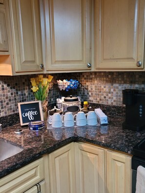 Fridge, microwave, oven, stovetop - Lovely Town Home (Virginia Beach)