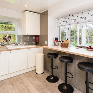 Fridge, microwave, oven, stovetop - A lovingly Restored Blacksmith's Cottage (Kirkmichael)