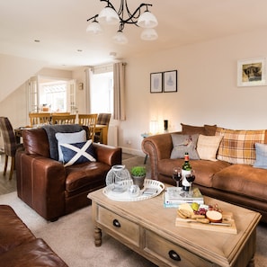 Smart TV, fireplace, books, stereo - A lovingly Restored Blacksmith's Cottage (Kirkmichael)