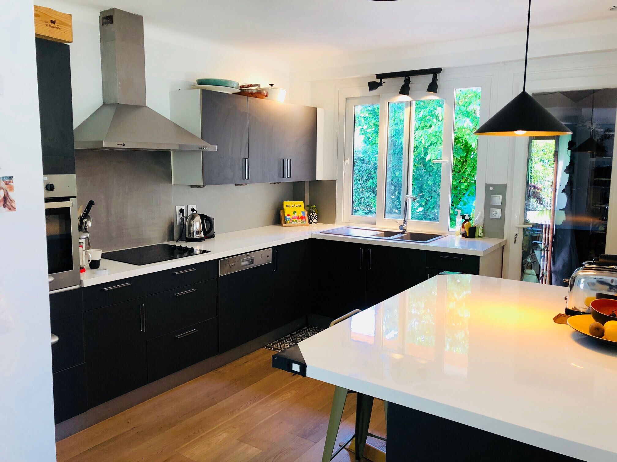 Fridge, oven, dishwasher, coffee/tea maker