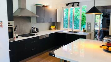 Fridge, oven, dishwasher, coffee/tea maker