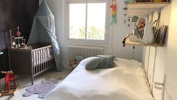 4 bedrooms, iron/ironing board, free WiFi, bed sheets