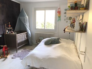 4 bedrooms, iron/ironing board, free WiFi, bed sheets