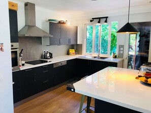 Een koelkast, een oven, een kookplaat, een vaatwasser