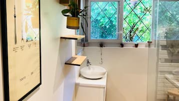 Bathtub, towels