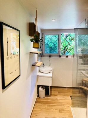 Bathtub, towels