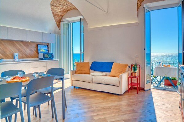 TV - Il Balcone sul Prino - directly in front of the sea, newly renovated, for 6 people (Imperia)
