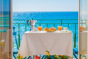 Outdoor dining - Il Balcone sul Prino - directly in front of the sea, newly renovated, for 6 people (Imperia)