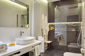 Dusche, Haartrockner, Bidet