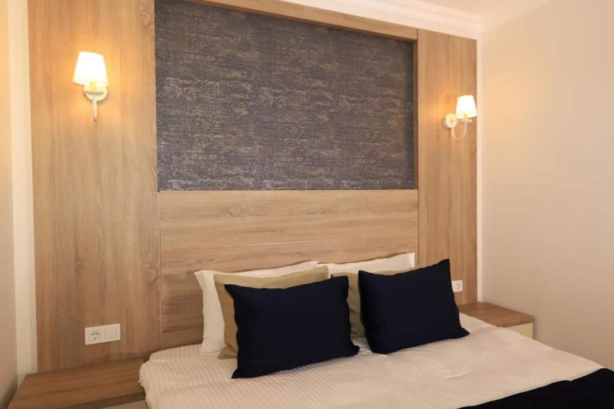 Minibar, coffres-forts dans les chambres, bureau