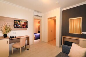 Minibar, coffres-forts dans les chambres, bureau