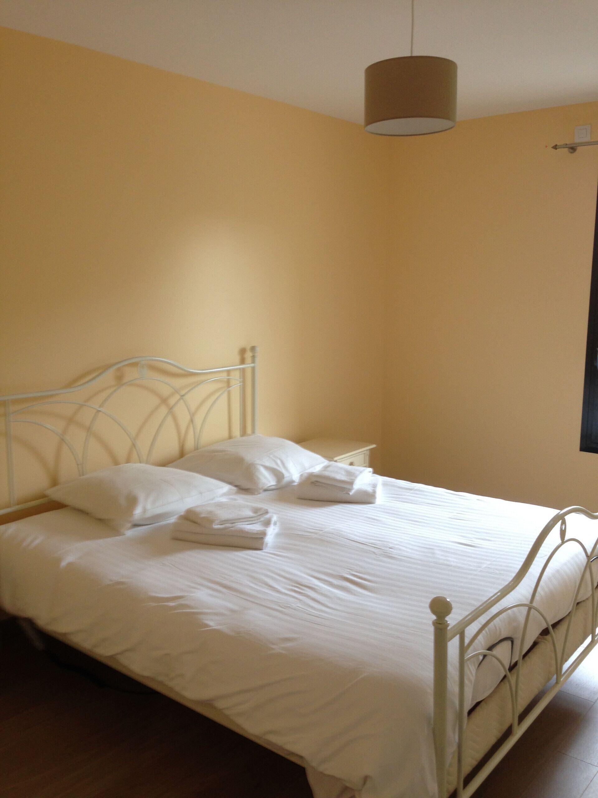 3 slaapkamers, een strijkplank/strijkijzer, gratis wifi, beddengoed