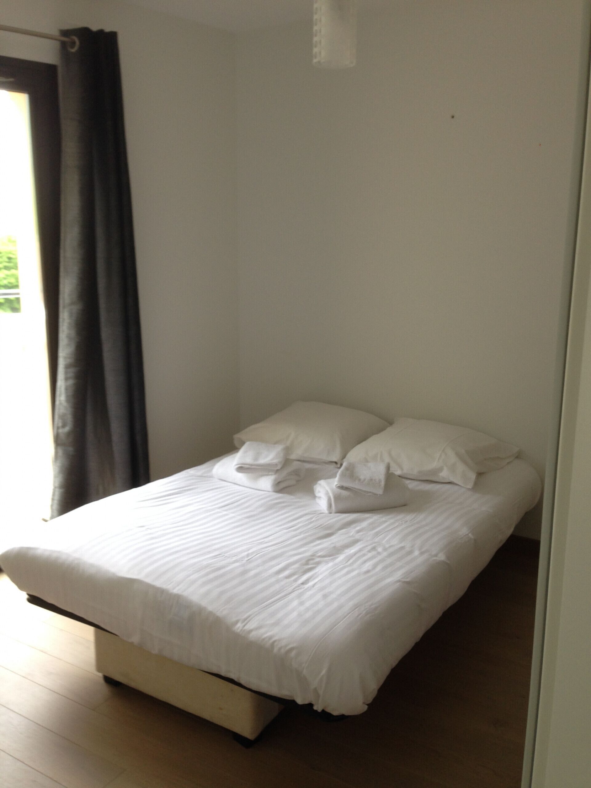 3 slaapkamers, een strijkplank/strijkijzer, gratis wifi, beddengoed