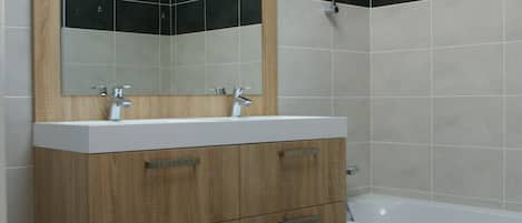 Baignoire, sèche-cheveux, serviettes fournies