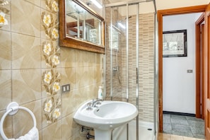 Regadera, secadora de cabello, bidet 
