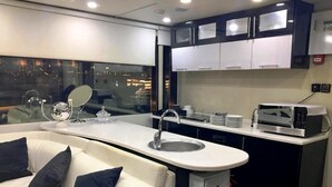 Deluxe Studio, Canal View | Shared kitchen facilities - The HouseBoat Mermaid (Dubai)