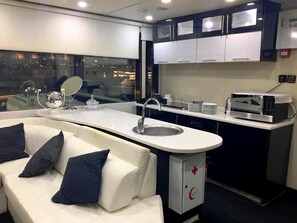 Deluxe studio, uitzicht op het water | Gedeelde keukenfaciliteiten