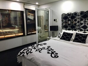 Deluxe Studio, Canal View | Soundproofing, bed sheets - The HouseBoat Mermaid (Dubai)