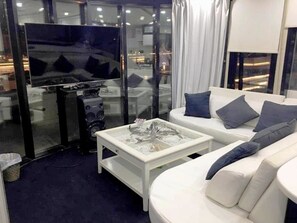 Studio Deluxe, quang cảnh kênh | Phòng cách âm, bộ trải giường 