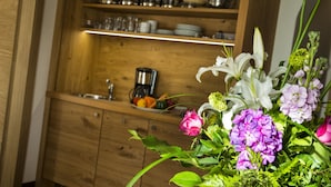 A wooden kitchen with shelves, a coffee maker, and a fruit bowl. - Mittendorf Klimaresidence (Schenna)