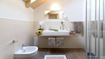 Apartamento superior, varias camas, vistas a la montaña (Ortler) | Baño