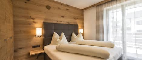 Appartamento Comfort, 1 letto king, non fumatori, vista montagna | 1 camera, una cassaforte in camera, con arredamento individuale