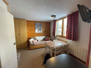 Fernseher, Tischtennisplatte