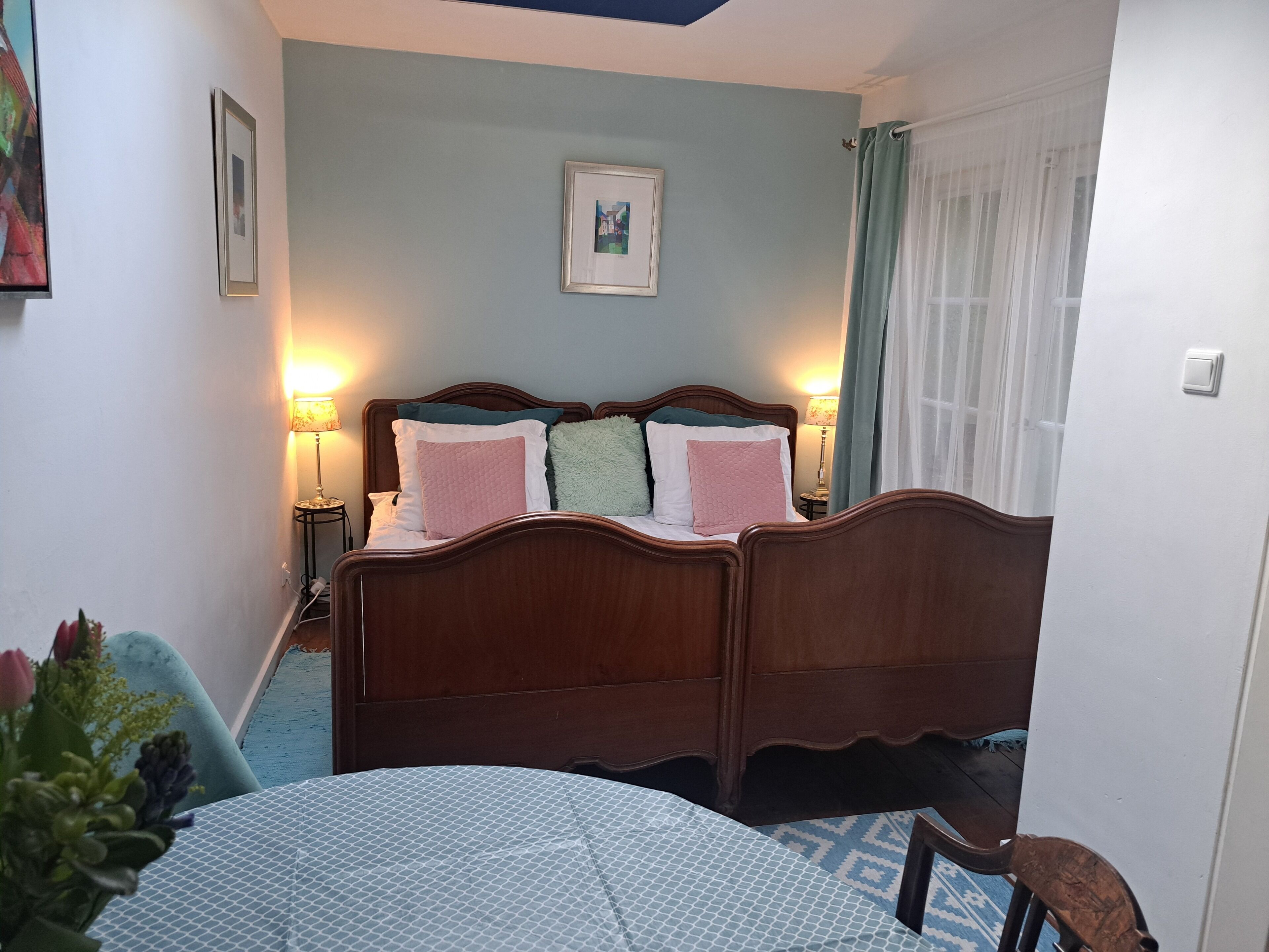 3 makuuhuonetta, työpöytä, Wi-Fi, vuodevaatteet