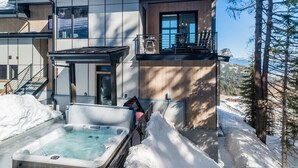 En moderne bygning med jacuzzi og snærede omgivelser.
