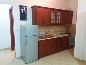 Appartement, vue sur la plage | Cuisine privée | Réfrigérateur, un four, surface de cuisson, chaise haute
