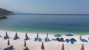 Una spiaggia nelle vicinanze