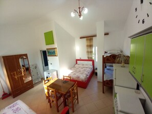 Monolocale panoramico, vista mare | Con stile personalizzato, con arredamento individuale, una scrivania