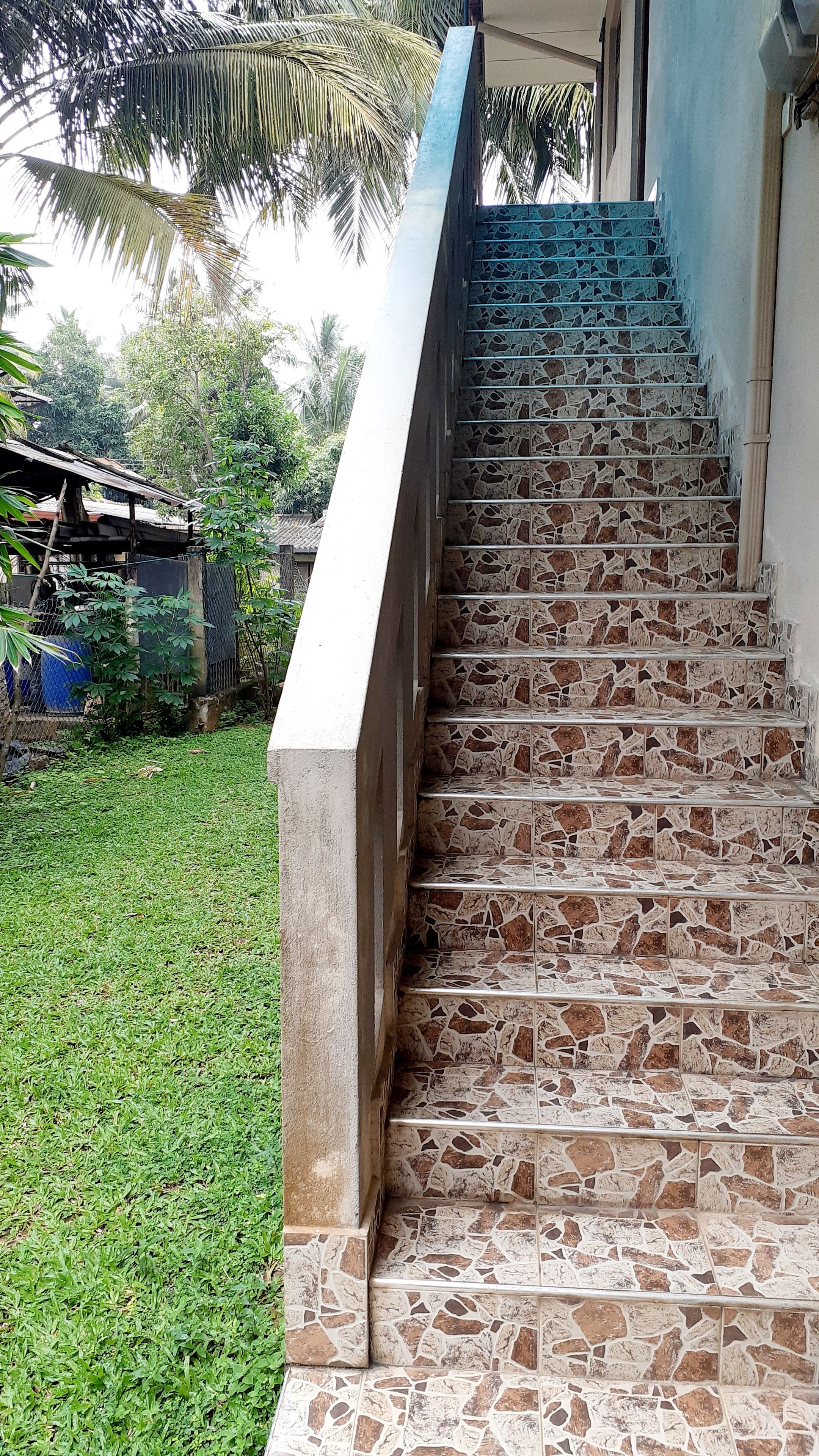 Una escalera con diseño de piedra que lleva a un área cubierta.