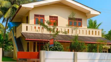 2 bedrooms, hypo-allergenic bedding, down comforters, memory foam beds