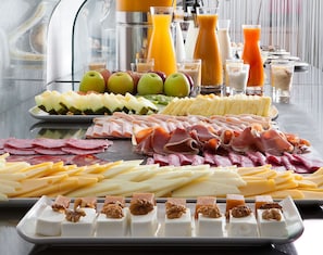 Daily buffet breakfast (GEL 10 per person)