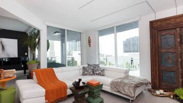 Luxury Apartment, 2 Queen Beds, Bay View | Living area
