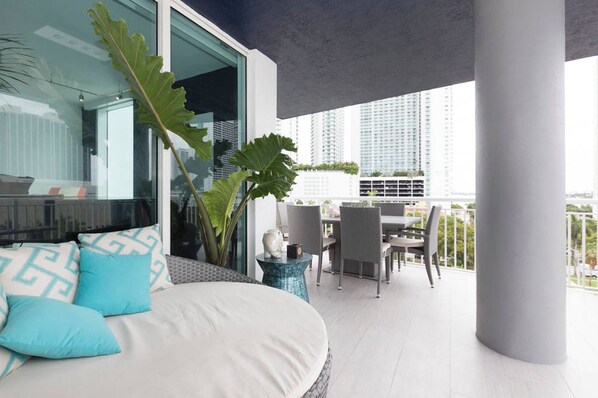 Terrace/patio - Luxury Edgewater Grand Piano Apartment (Miami)